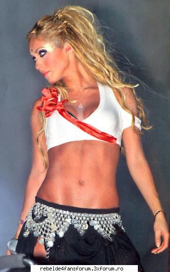 PICZ CU DULCIK D ANAHI - wow..asta da poza cool - ♥Anahi♥