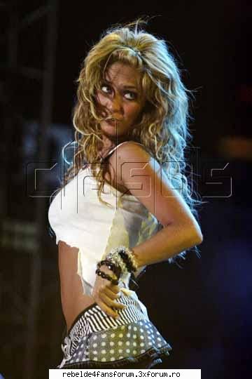 PICZ CU DULCIK D ANAHI - dienux - ♥Anahi♥