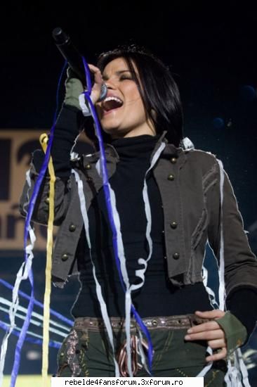 poze cu scumpik d mayte - asta e din cva concert... e recent dar nush d - ♥Mayte♥